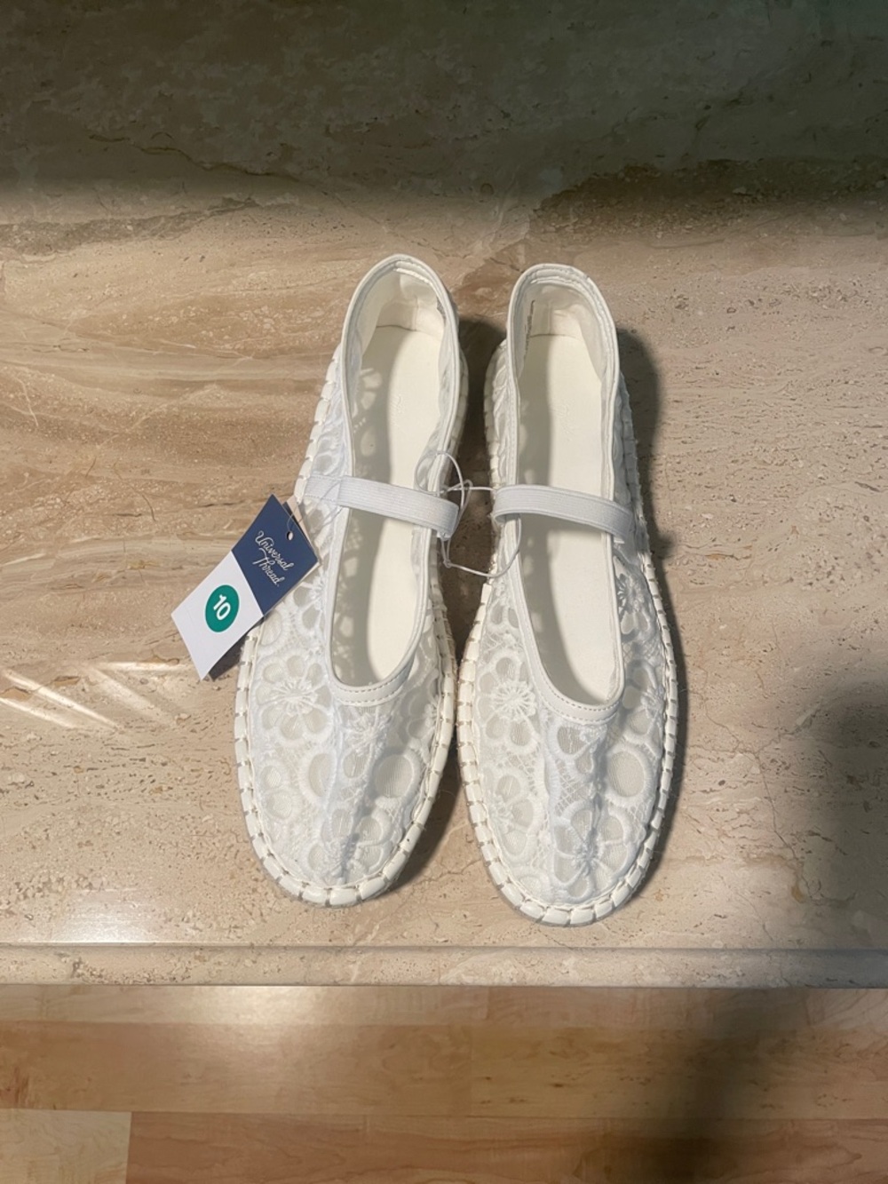 Universal Thread Women’s White Flower Lace Mary Jane Shoes Size 10